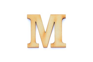 Alfabe harfi ahşap yazı tipi, beyaz arka planda gölgelenmiş. İngilizce düz ahşap karakter M.