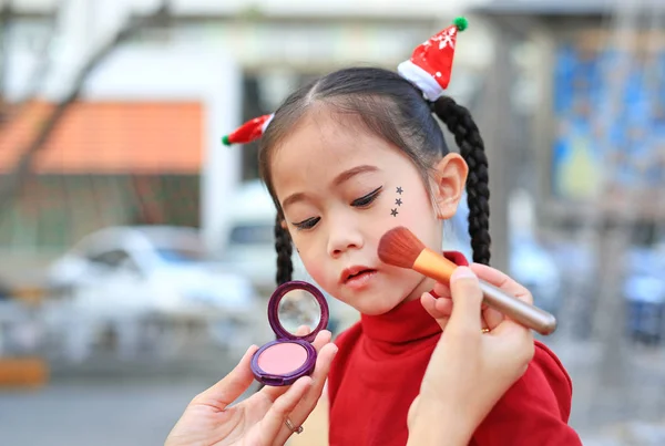 Madre Aplicando Maquillaje Cara Hija — Foto de Stock