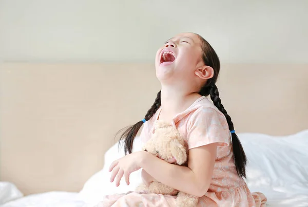 Дивно Азіатська Дівчинка Обнімає Плюшевого Ведмедика Сидячи Вдома Ліжку — стокове фото
