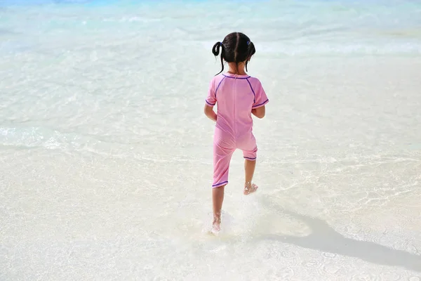 Kleines Asiatisches Mädchen Das Spaß Hat Und Urlaub Den Aquapark — Stockfoto