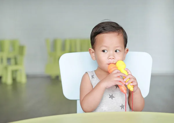 Souriant Petit Garçon Asiatique Chanter Une Chanson Par Microphone Plastique — Photo