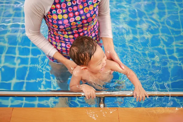 Famiglia Asiatico Madre Teaching Bambino Ragazzo Swimming Piscina — Foto Stock