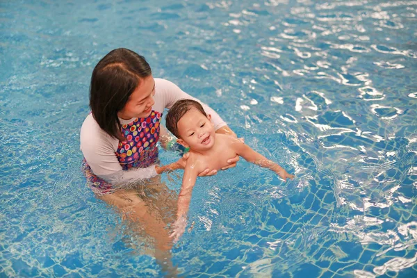 Asiatische Mutter Nimmt Kleinen Asiatischen Jungen Schwimmunterricht Glückliches Kleinkind Genießt — Stockfoto