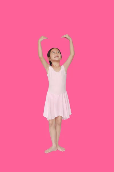 Liten Asiatisk Ballettdanser Rosa Tutuskjørt Isolert Rosa Bakgrunn Liten Jente – stockfoto