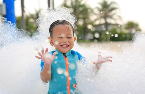 Küçük Mutlu Asyalı Çocuk Portreleri Havuz Başında Eğlenirken Gülümsüyor — Stok fotoğraf