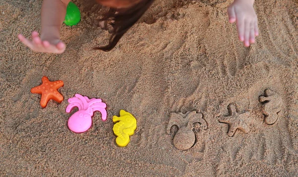 Primer Plano Niños Manos Jugando Arena Con Animal Bloque Formando — Foto de Stock