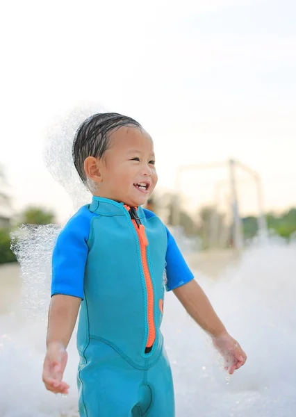 Портреты Счастливого Маленького Азиатского Мальчика Улыбающегося Веселящегося Пенной Вечеринке Бассейна — стоковое фото
