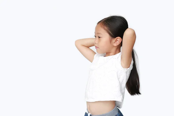 Πορτρέτο Του Μικρού Κοριτσιού Από Την Ασία Δένοντας Μαλλιά Της — Φωτογραφία Αρχείου