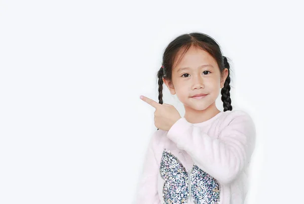 Gadis Kecil Yang Ceria Menunjuk Telunjuk Samping Untuk Menyajikan Sesuatu — Stok Foto