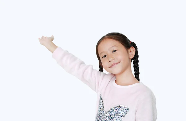 웃고 있는 아시아인 여자 아이가서 서 그 자리를 가리키며 — 스톡 사진