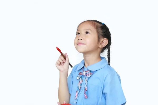 Ασιατικό κοριτσάκι με σχολική στολή που κρατάει κόκκινο βουτηγμένο pai — Φωτογραφία Αρχείου