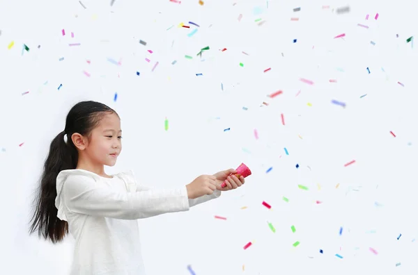 Urocze Małe Azjatyckie Dziecko Dziewczyna Strzelanie Strony Popper Confetti Białym — Zdjęcie stockowe