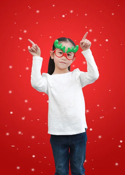 Roztomilé Malé Asijské Dívka Sobi Plovoucí Sníh Červeném Vánočním Pozadí — Stock fotografie