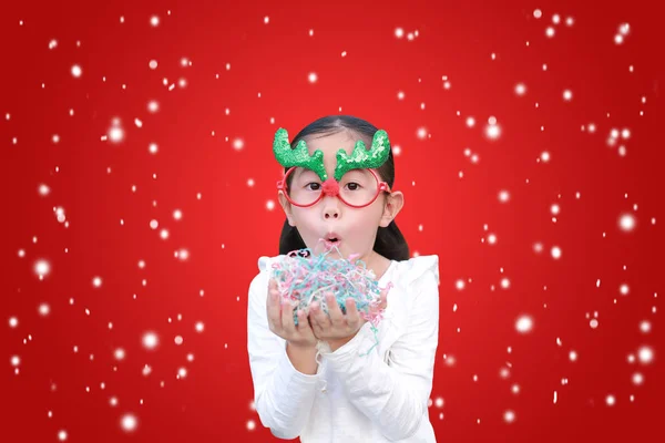 크리스마스 스프레이를 소녀가 있습니다 겨울이라는 에서의 축제의 — 스톡 사진