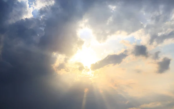Piękne Słońce Przez Chmury Tle Nieba Godzinach Wieczornych Naturalny Ton — Zdjęcie stockowe