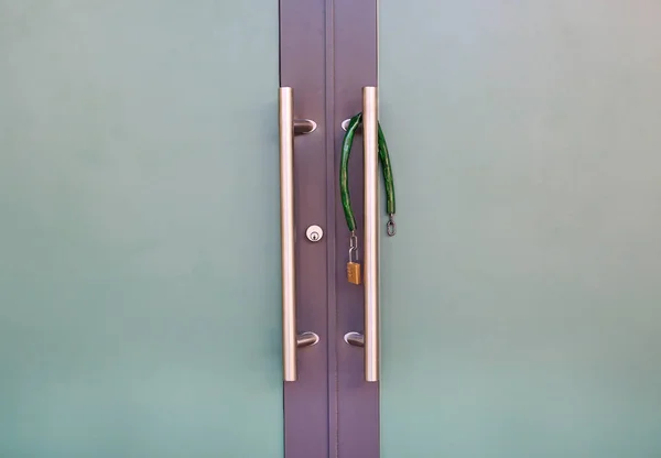 Vorhängeschloss Der Glastür Aufgehängt Schlüssel Entsperren — Stockfoto