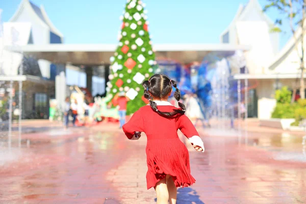 Eccitato Bambina Asiatica Abito Rosso Esecuzione Grande Albero Natale Decorativo — Foto Stock