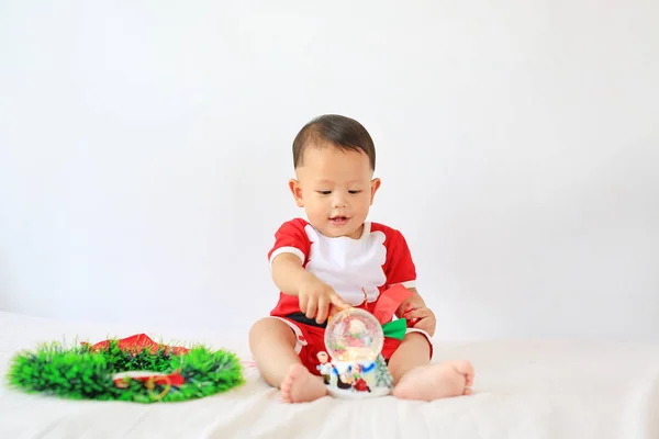 Pequeño Bebé Asiático Traje Santa Jugando Bola Nieve Sentado Cama — Foto de Stock