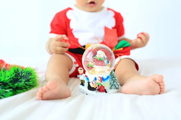 Primo Piano Bambino Costume Babbo Natale Giocare Globo Neve Seduto — Foto Stock