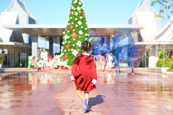 Retrato Niña Vestido Rojo Corriendo Gran Árbol Navidad Decorativo Para —  Fotos de Stock