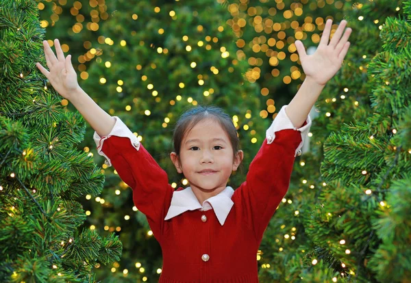 Usmívající Asijské Malé Dítě Dívka Červených Šatech Proti Vánoční Strom — Stock fotografie