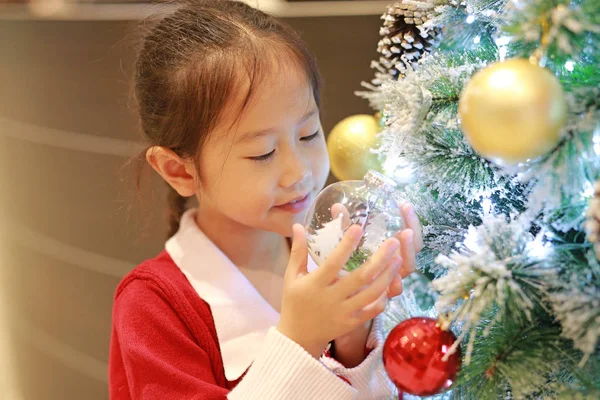 Retrato Menina Asiática Vestido Vermelho Com Segurando Bola Natal Árvore — Fotografia de Stock