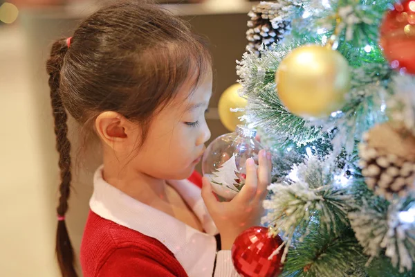 크리스마스 트리의 공처럼 보이는 귀여운 아시아인 — 스톡 사진