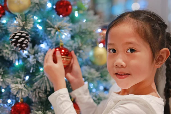 시즌에 크리스마스 축제를 벌이는 동양인 소녀의 — 스톡 사진