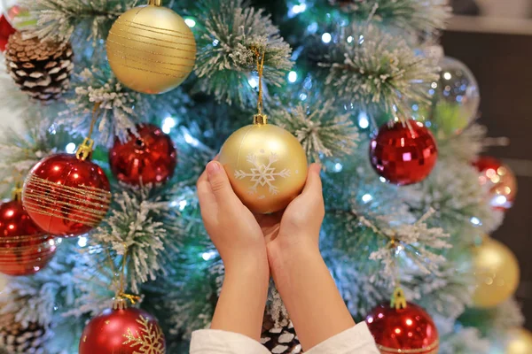 Nahaufnahme Kinderhände Halten Weihnachtskugel Des Weihnachtsbaums Der Wintersaison Und Ein — Stockfoto