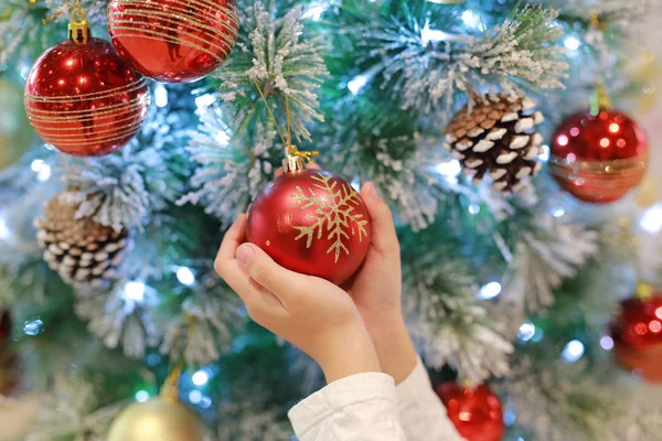 Zbliżenie Ręce Dzieci Gospodarstwa Christmas Ball Choinki Sezonie Zimowym Szczęśliwego — Zdjęcie stockowe