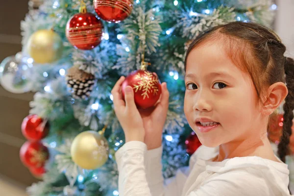 성탄절을 크리스마스 아시아 소녀가 크리스마스 시즌에 축제를 있습니다 — 스톡 사진