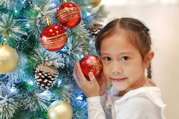 Портрет Азиатской Девочки Проводящей Рождественский Бал Елки Зимний Сезон Счастливого — стоковое фото