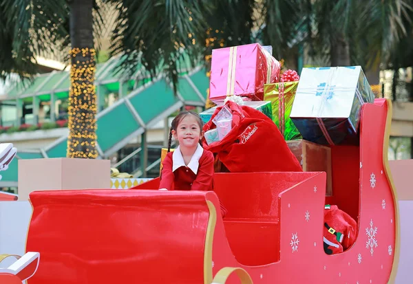 Портрет Щасливої Маленької Дівчинки Червоній Сукні Зимовий Сезон Щасливий Новорічний — стокове фото