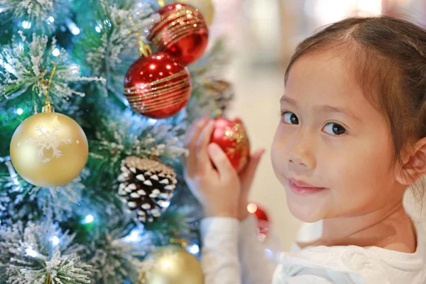 Portré Boldog Ázsiai Kislány Kezében Karácsonyi Labda Karácsonyfa Téli Szezonban — Stock Fotó