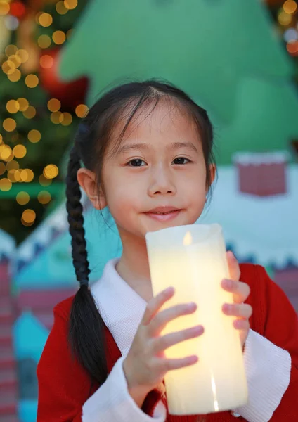 드레스를 소녀가 축제를 배경으로 촛불을 미소짓는 — 스톡 사진