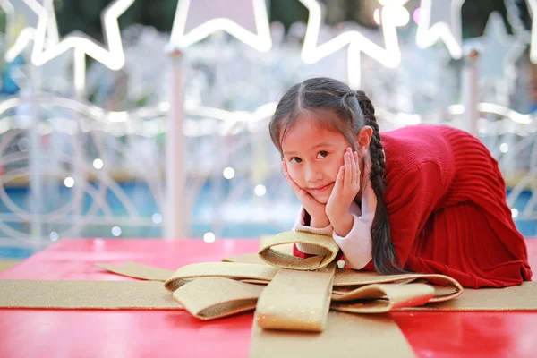 Adorabile Bambina Abito Rosso Posa Grande Regalo Nella Stagione Invernale — Foto Stock