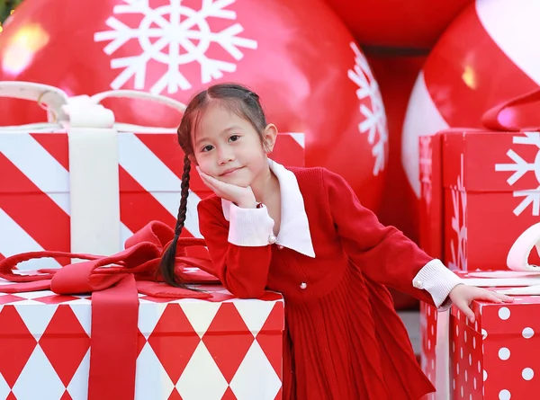 Красива Маленька Дівчинка Червоній Сукні Великою Подарунковою Коробкою Зимовий Сезон — стокове фото
