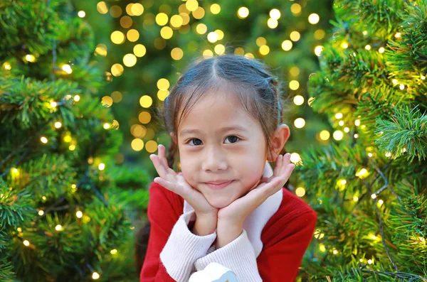 Allegro Asiatico Bambina Abito Rosso Posa Nella Stagione Invernale Felice — Foto Stock