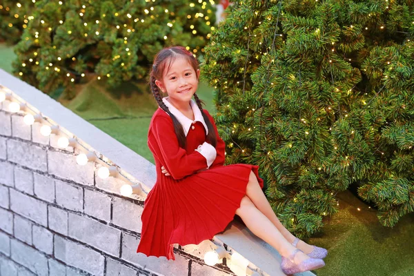 Красивая Азиатская Маленькая Девочка Красном Платье Позирует Зимний Сезон Новым — стоковое фото