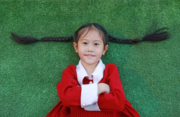 Mooi Aziatisch Klein Meisje Rood Jurk Kruis Een Arm Liggend — Stockfoto