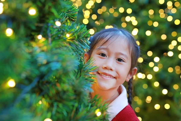 Крупним Планом Щаслива Азіатська Дівчинка Зимовий Сезон Щасливий Новорічний Фестиваль — стокове фото