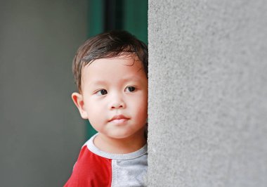 Kafkasyalı küçük çocuğu kapatın bir köşedeki odanın arkasına saklanın ve bir şey arayın..