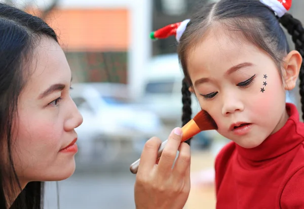 Kapat Asyalı Anne Kızının Yüzüne Makyaj Yapıyor — Stok fotoğraf