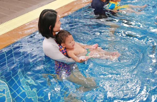 Madre Asiática Tomar Pequeño Bebé Asiático Clase Natación Feliz Niño —  Fotos de Stock