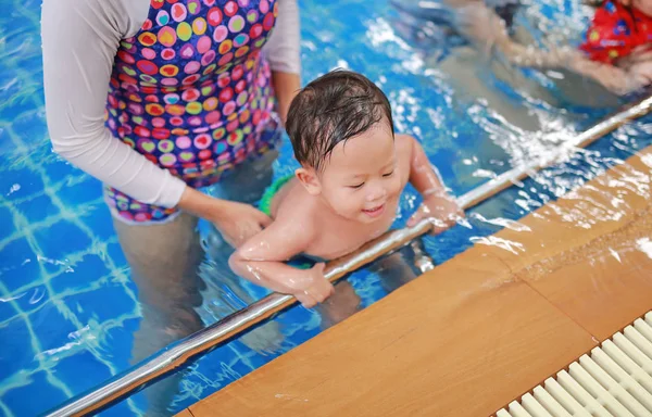 Asiatico Madre Bambino Ragazzo Relax Piscina Formazione — Foto Stock