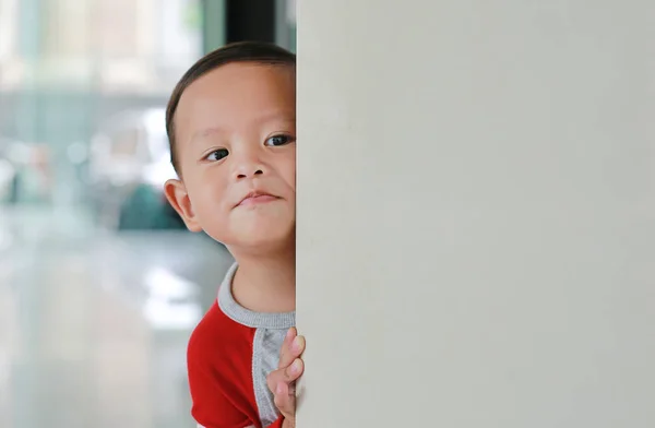 Liten Asiatisk Pojke Gömmer Sig Bakom Ett Hörnrum Små Barn — Stockfoto