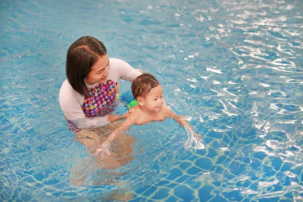Asiatico Madre Bambino Ragazzo Nuoto Piscina Formazione Con Felicità — Foto Stock