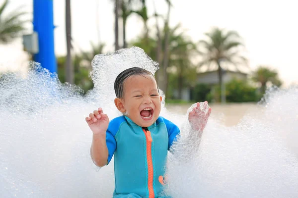 Felice Divertente Piccolo Asiatico Bambino Costume Bagno Divertirsi Schiuma Partito — Foto Stock