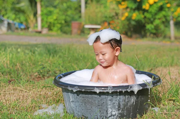 Portret Azjatyckiego Chłopca Wziąć Kąpiel Pianką Bańki Mycia Czarnym Plastikowym — Zdjęcie stockowe