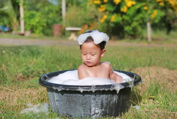 Asyalı Erkek Bebek Portresi Köpükle Banyo Yapar Doğadaki Siyah Plastik — Stok fotoğraf